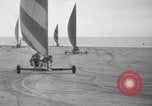 Standbild junge Paare Sand Segeln Sea Island Georgia USA, 1941, aus Sekunde 24 historischem Filmmaterial Videoclip 65675028754