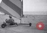 Standbild junge Paare Sand Segeln Sea Island Georgia USA, 1941, aus Sekunde 25 historischem Filmmaterial Videoclip 65675028754