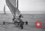 Standbild junge Paare Sand Segeln Sea Island Georgia USA, 1941, aus Sekunde 26 historischem Filmmaterial Videoclip 65675028754