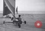 Standbild junge Paare Sand Segeln Sea Island Georgia USA, 1941, aus Sekunde 27 historischem Filmmaterial Videoclip 65675028754
