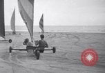 Standbild junge Paare Sand Segeln Sea Island Georgia USA, 1941, aus Sekunde 28 historischem Filmmaterial Videoclip 65675028754