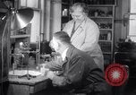Image Bessie Pastor et son mari Michael Berliney créer glace synthétique Toledo Ohio USA, 1938, de la seconde 5 séquences d'archives historiques vidéo 65675028777