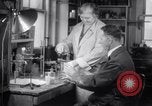 Image Bessie Pastor et son mari Michael Berliney créer glace synthétique Toledo Ohio USA, 1938, de la seconde 6 séquences d'archives historiques vidéo 65675028777
