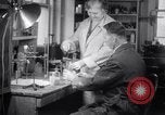 Image Bessie Pastor et son mari Michael Berliney créer glace synthétique Toledo Ohio USA, 1938, de la seconde 7 séquences d'archives historiques vidéo 65675028777