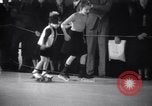 Image Bessie Pastor et son mari Michael Berliney créer glace synthétique Toledo Ohio USA, 1938, de la seconde 31 séquences d'archives historiques vidéo 65675028777