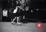 Image Bessie Pastor et son mari Michael Berliney créer glace synthétique Toledo Ohio USA, 1938, de la seconde 32 séquences d'archives historiques vidéo 65675028777