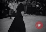 Image Bessie Pastor et son mari Michael Berliney créer glace synthétique Toledo Ohio USA, 1938, de la seconde 35 séquences d'archives historiques vidéo 65675028777