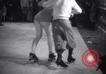 Image Bessie Pastor et son mari Michael Berliney créer glace synthétique Toledo Ohio USA, 1938, de la seconde 38 séquences d'archives historiques vidéo 65675028777