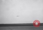 Standbild Tailless Bumblebee Flugzeugs Brooklyn New York City USA, 1938, aus Sekunde 16 historischem Filmmaterial Videoclip 65675028778