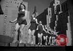 Standbild Roxy Theater Gae Mädchen fördern New York City USA, 1938, aus Sekunde 17 historischem Filmmaterial Videoclip 65675028780