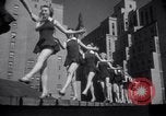 Standbild Roxy Theater Gae Mädchen fördern New York City USA, 1938, aus Sekunde 18 historischem Filmmaterial Videoclip 65675028780