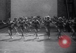 Standbild Roxy Theater Gae Mädchen fördern New York City USA, 1938, aus Sekunde 28 historischem Filmmaterial Videoclip 65675028780