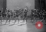 Standbild Roxy Theater Gae Mädchen fördern New York City USA, 1938, aus Sekunde 36 historischem Filmmaterial Videoclip 65675028780