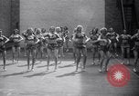 Standbild Roxy Theater Gae Mädchen fördern New York City USA, 1938, aus Sekunde 37 historischem Filmmaterial Videoclip 65675028780