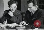 Immagine di Gli studenti in biblioteca russa di informazioni La Corea del Nord, 1948, secondo 44 filmato di repertorio 65675028796