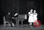 Image Concert et Spectacle de scène pour l'armée russe la Corée du Nord, 1948, de la seconde 56 séquences d'archives historiques vidéo 65675028799