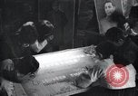 Image Nord-Coréens faire de l'artisanat des sculptures et des peintures la Corée du Nord, 1948, de la seconde 15 séquences d'archives historiques vidéo 65675028800