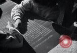 Image Nord-Coréens faire de l'artisanat des sculptures et des peintures la Corée du Nord, 1948, de la seconde 18 séquences d'archives historiques vidéo 65675028800