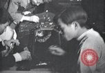 Image Nord-Coréens faire de l'artisanat des sculptures et des peintures la Corée du Nord, 1948, de la seconde 24 séquences d'archives historiques vidéo 65675028800