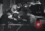 Image Nord-Coréens faire de l'artisanat des sculptures et des peintures la Corée du Nord, 1948, de la seconde 27 séquences d'archives historiques vidéo 65675028800