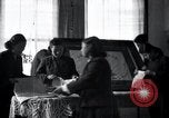 Image Nord-Coréens faire de l'artisanat des sculptures et des peintures la Corée du Nord, 1948, de la seconde 35 séquences d'archives historiques vidéo 65675028800