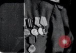 Immagine di Il vice Premier Hong Myung egli presenta medaglie da esercito sovietico La Corea del Nord, 1948, secondo 1 filmato di repertorio 65675028802