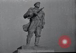 Immagine di Il vice Premier Hong Myung egli presenta medaglie da esercito sovietico La Corea del Nord, 1948, secondo 3 filmato di repertorio 65675028802