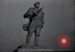 Immagine di Il vice Premier Hong Myung egli presenta medaglie da esercito sovietico La Corea del Nord, 1948, secondo 4 filmato di repertorio 65675028802