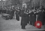 Immagine di Il vice Premier Hong Myung egli presenta medaglie da esercito sovietico La Corea del Nord, 1948, secondo 6 filmato di repertorio 65675028802
