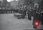 Immagine di Il vice Premier Hong Myung egli presenta medaglie da esercito sovietico La Corea del Nord, 1948, secondo 7 filmato di repertorio 65675028802