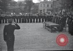 Immagine di Il vice Premier Hong Myung egli presenta medaglie da esercito sovietico La Corea del Nord, 1948, secondo 8 filmato di repertorio 65675028802