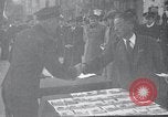 Immagine di Il vice Premier Hong Myung egli presenta medaglie da esercito sovietico La Corea del Nord, 1948, secondo 11 filmato di repertorio 65675028802
