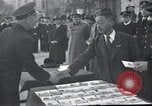Immagine di Il vice Premier Hong Myung egli presenta medaglie da esercito sovietico La Corea del Nord, 1948, secondo 12 filmato di repertorio 65675028802