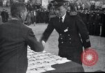 Immagine di Il vice Premier Hong Myung egli presenta medaglie da esercito sovietico La Corea del Nord, 1948, secondo 14 filmato di repertorio 65675028802