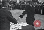 Immagine di Il vice Premier Hong Myung egli presenta medaglie da esercito sovietico La Corea del Nord, 1948, secondo 15 filmato di repertorio 65675028802