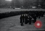 Immagine di Il vice Premier Hong Myung egli presenta medaglie da esercito sovietico La Corea del Nord, 1948, secondo 17 filmato di repertorio 65675028802
