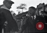 Immagine di Il vice Premier Hong Myung egli presenta medaglie da esercito sovietico La Corea del Nord, 1948, secondo 22 filmato di repertorio 65675028802