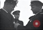 Immagine di Il vice Premier Hong Myung egli presenta medaglie da esercito sovietico La Corea del Nord, 1948, secondo 25 filmato di repertorio 65675028802