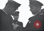 Immagine di Il vice Premier Hong Myung egli presenta medaglie da esercito sovietico La Corea del Nord, 1948, secondo 26 filmato di repertorio 65675028802