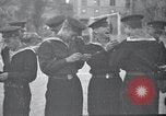Immagine di Il vice Premier Hong Myung egli presenta medaglie da esercito sovietico La Corea del Nord, 1948, secondo 28 filmato di repertorio 65675028802