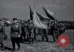 Immagine di Il vice Premier Hong Myung egli presenta medaglie da esercito sovietico La Corea del Nord, 1948, secondo 41 filmato di repertorio 65675028802
