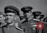 Immagine di Il vice Premier Hong Myung egli presenta medaglie da esercito sovietico La Corea del Nord, 1948, secondo 45 filmato di repertorio 65675028802