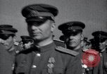 Immagine di Il vice Premier Hong Myung egli presenta medaglie da esercito sovietico La Corea del Nord, 1948, secondo 46 filmato di repertorio 65675028802