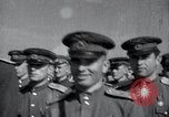 Immagine di Il vice Premier Hong Myung egli presenta medaglie da esercito sovietico La Corea del Nord, 1948, secondo 47 filmato di repertorio 65675028802