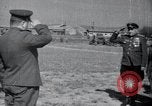Immagine di Il vice Premier Hong Myung egli presenta medaglie da esercito sovietico La Corea del Nord, 1948, secondo 48 filmato di repertorio 65675028802