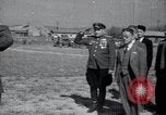 Immagine di Il vice Premier Hong Myung egli presenta medaglie da esercito sovietico La Corea del Nord, 1948, secondo 49 filmato di repertorio 65675028802