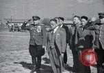 Immagine di Il vice Premier Hong Myung egli presenta medaglie da esercito sovietico La Corea del Nord, 1948, secondo 50 filmato di repertorio 65675028802