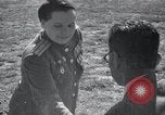 Immagine di Il vice Premier Hong Myung egli presenta medaglie da esercito sovietico La Corea del Nord, 1948, secondo 59 filmato di repertorio 65675028802