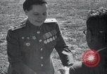 Immagine di Il vice Premier Hong Myung egli presenta medaglie da esercito sovietico La Corea del Nord, 1948, secondo 60 filmato di repertorio 65675028802