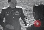 Immagine di Il vice Premier Hong Myung egli presenta medaglie da esercito sovietico La Corea del Nord, 1948, secondo 61 filmato di repertorio 65675028802
